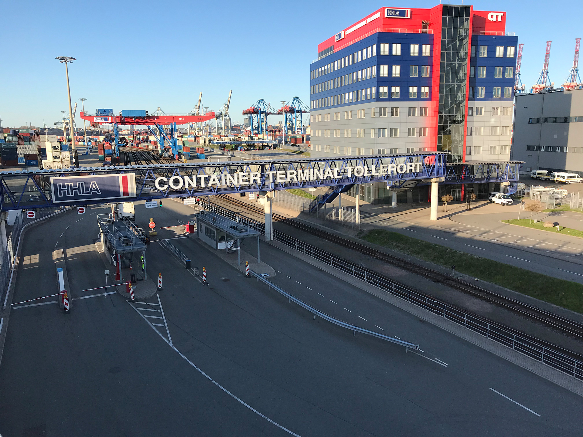 Zustandsfeststellung der oberirdischen Stahlbeton-Unterbauten einer Fußgängerbrücke