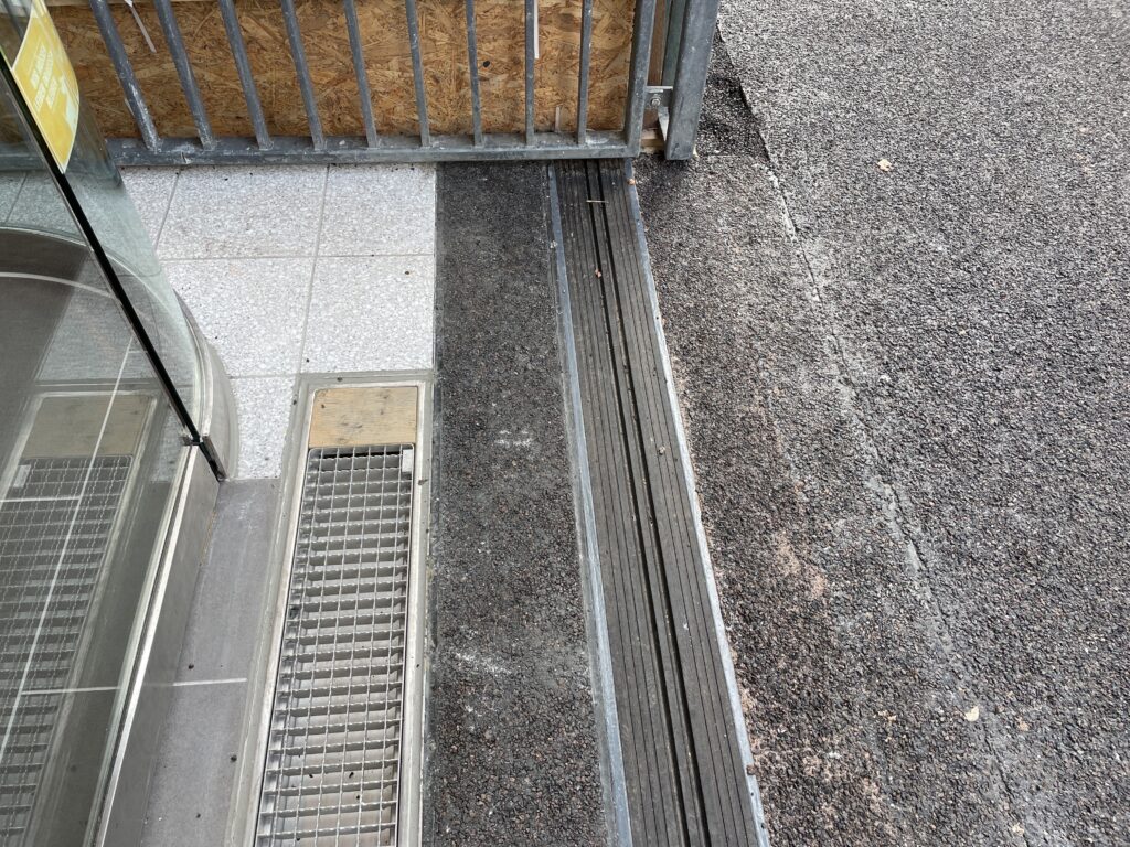 Fertiggestellte Übergangskonstruktion nach Abschluss der Instandsetzungsarbeiten.