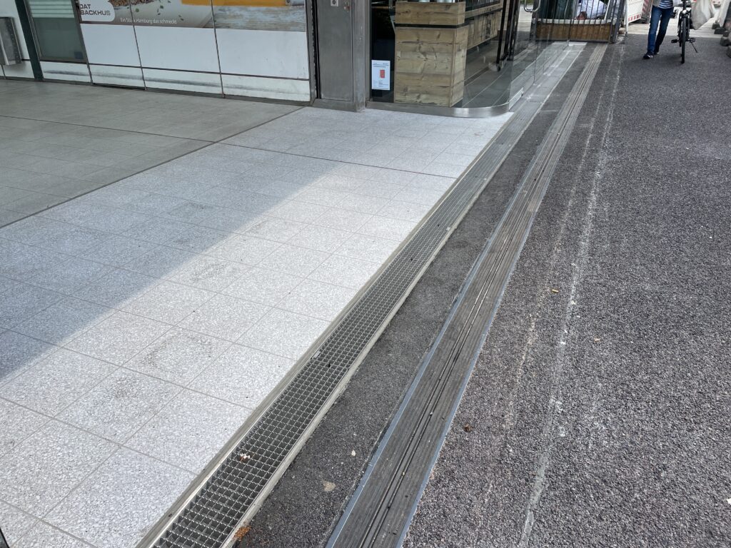 Fertiggestellte Übergangskonstruktion nach Abschluss der Instandsetzungsarbeiten.